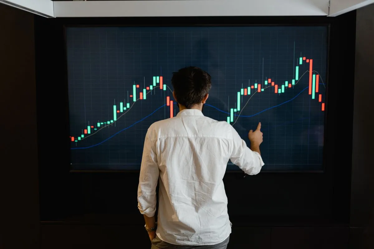 Analyste consultant étudiant des indicateurs de performance sur un grand écran