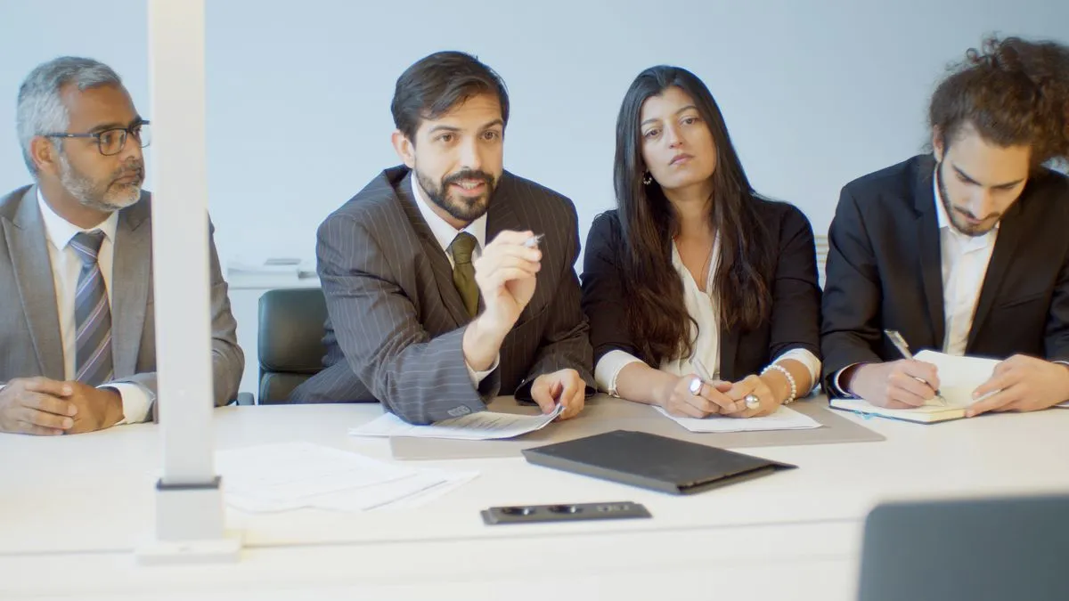 Consultants de Global Services & Consulting en réunion dans un bureau moderne